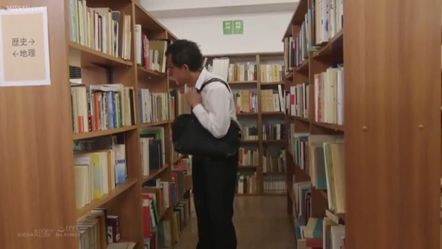 专注 · 站立 · 中景 · 西裤 · 图书馆 · 挑选书籍