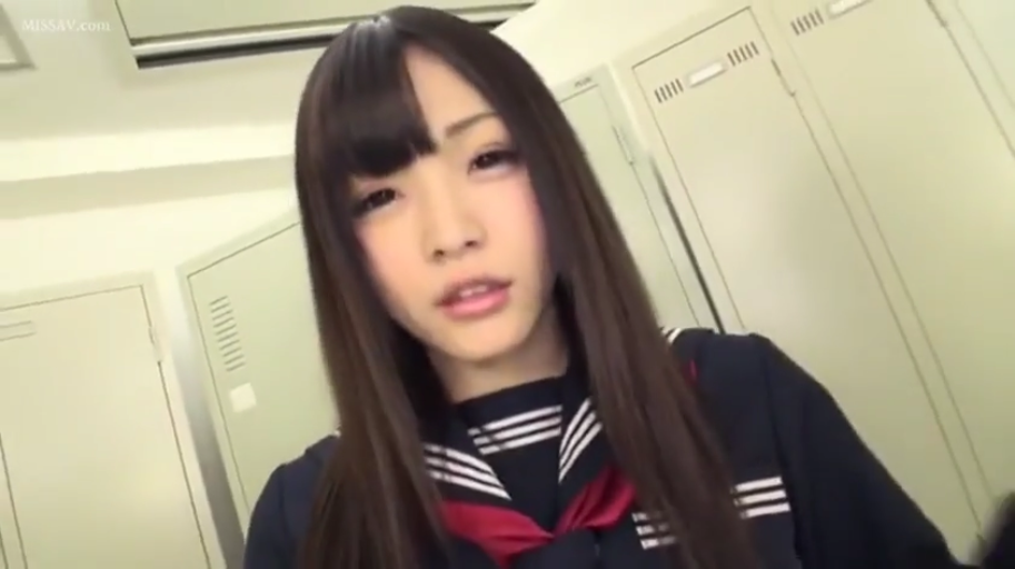 面部特写 · 更衣室 · 储物柜 · 水手服 · 正面站立 · 凝视镜头 · 迷离表情 · 黑长直