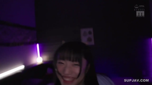 室内 · 面部 · 微笑 · 面对镜头 · 便服 · 交流 · 自拍