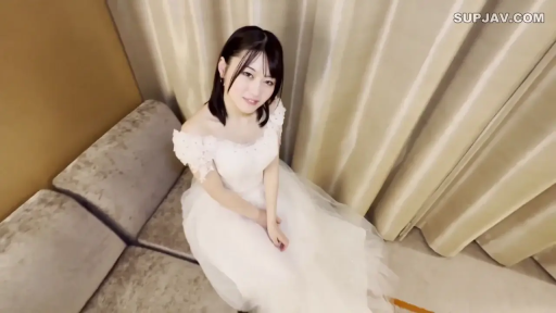 室内 · 座り姿勢 · ソファ · 微笑 · 半身 · 俯瞰撮影 · 写真撮影 · ウェディングドレス