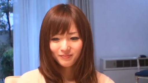 室内 · 羞涩 · 微笑 · 面部特写 · 正坐 · 清纯风格 · 浅色针织衫