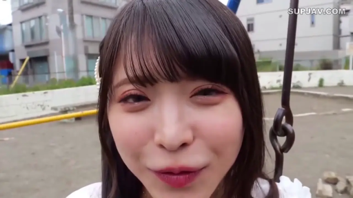 Close-up of the face · Sweet · Smile · Facing the camera · White top · POV视角 · 户外公园 · Swing