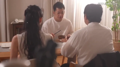 Sitting Posture · 全景 · 自然 · 休闲白T · 餐厅 · Dining · 碗筷 · 多人剧情