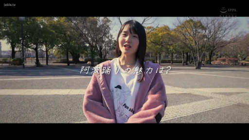 站立 · 字幕 · 中景 · 微笑 · 屋外 · 公園 · コート · 访谈