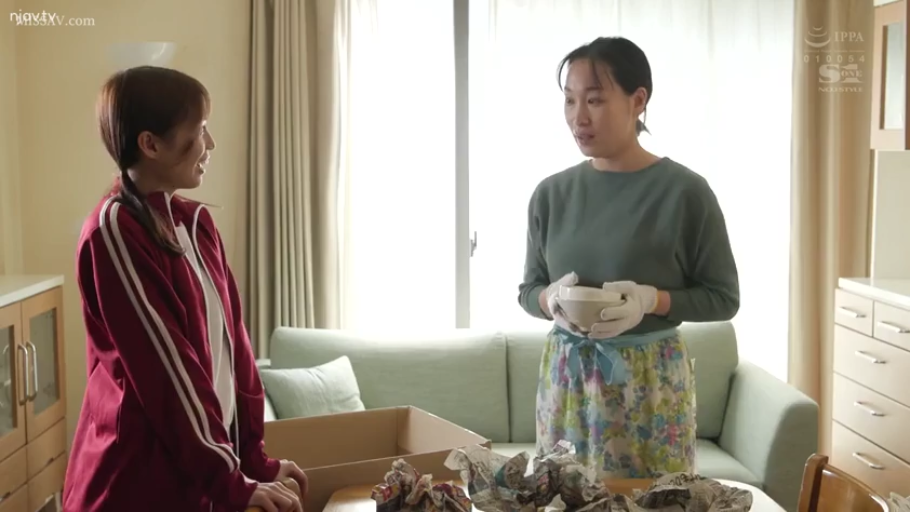 室内 · 羞涩 · 微笑 · 半身 · 正坐 · 双马尾 · 运动服