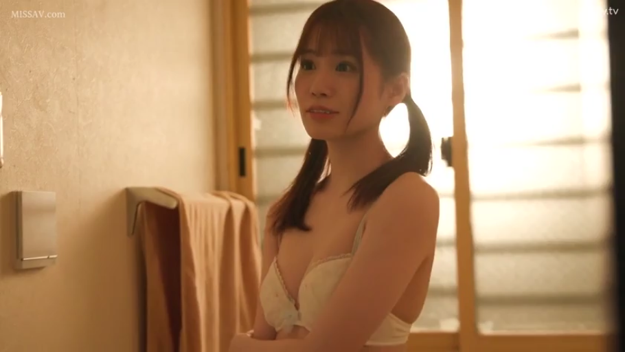 全身 · 遮挡 · 站姿 · 微笑 · 白色内衣 · 卫生间 · 马桶 · 磨砂窗