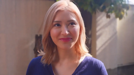 微笑 · 面部特写 · 凝视 · 户外 · 正面站立 · 蓝色针织衫 · 金发女性