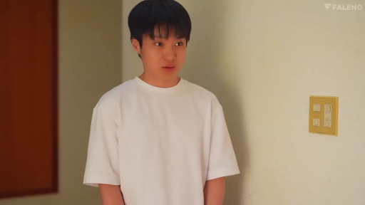 室内 · 单人 · 站立 · 中景 · 平静 · 白色T恤 · 墙壁开关 · 注视旁侧