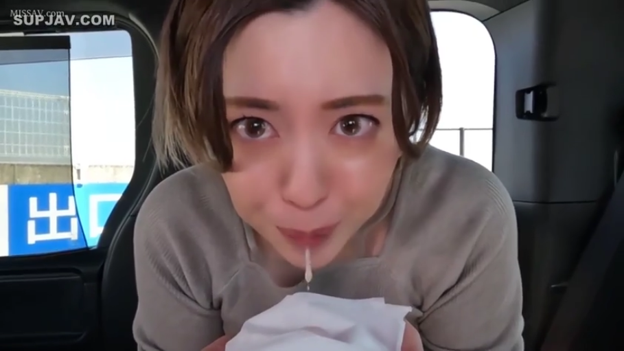 脸部特写 · 俯身向前 · 汽车内部 · 灰褐色针织衫 · 口吐白浊