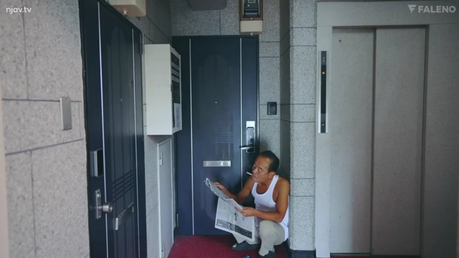 全身 · 专注 · 蹲姿 · 白色背心 · 走廊 · 香烟 · 报纸 · 阅读报纸