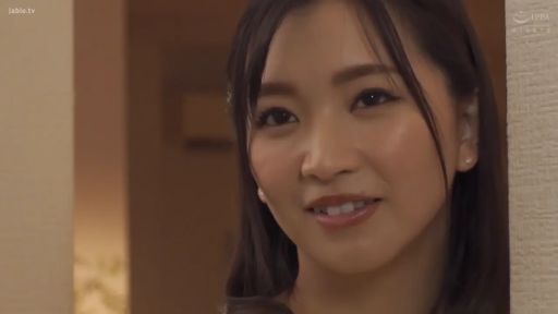 室内 · 脸部 · 站立 · 微笑 · 凝视 · 深色上衣 · 肖像