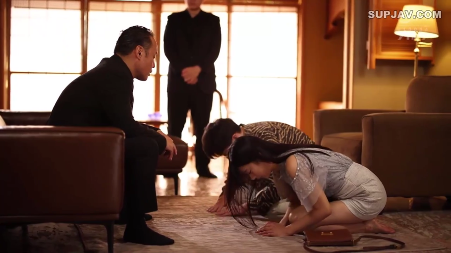皮包 · 会所 · 惶恐 · 人物全身中景 · 女人穿短裙连衣裙 · 环境压抑