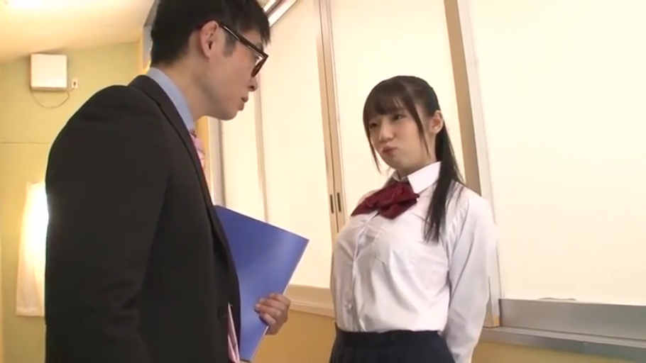 西装 · 文件夹 · 师生 · 站立 · 中景 · 走廊 · 对视 · 嘟嘴