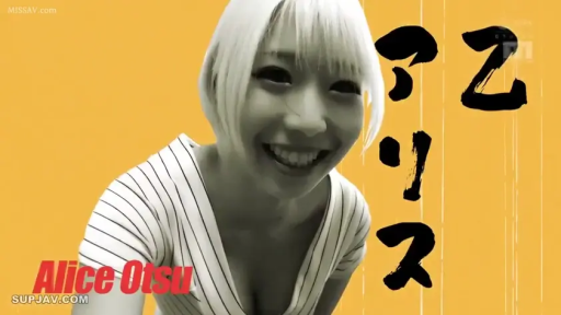 室内 · 脸部特写 · 注视镜头 · 前倾 · 灿烂笑容 · 条纹低胸装 · 浅色短发