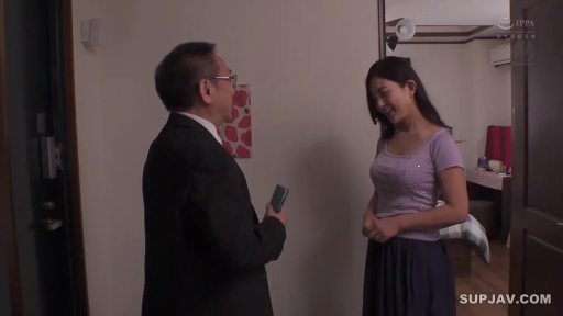 室内 · 交谈 · 站立 · 微笑 · 手机 · 紫色上衣