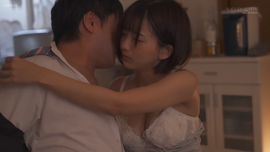 室内 · 抱擁 · 目を閉じて · 近景 · 白色内衣 · 親昵 · 氛围感