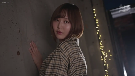 格子衬衫 · 水泥墙 · 站姿 · 面部特写 · 注视镜头 · 冷淡 · 灯串