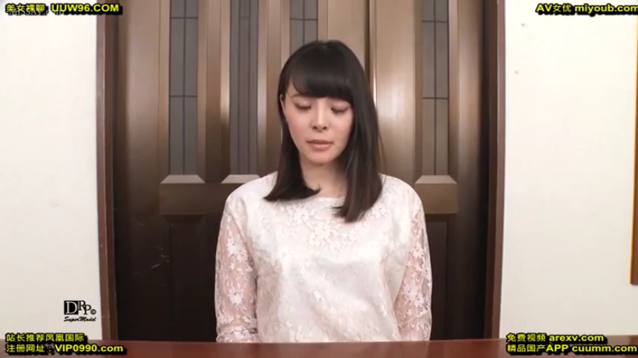 室内 · 坐姿 · 严肃 · 低头 · 桌子 · 上半身特写 · 白色蕾丝衫