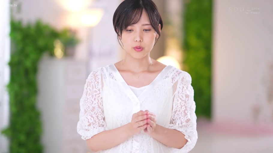 室内 · 站姿 · 平静 · 上半身 · 清纯 · 白色蕾丝衫 · 搓手