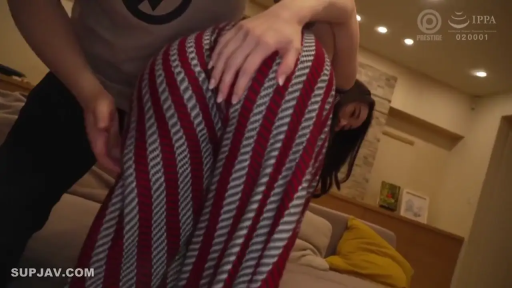 臀部 · 弯腰 · 沙发 · 微笑 · 客厅 · 生活化 · 条纹连衣裙 · 拍打臀部