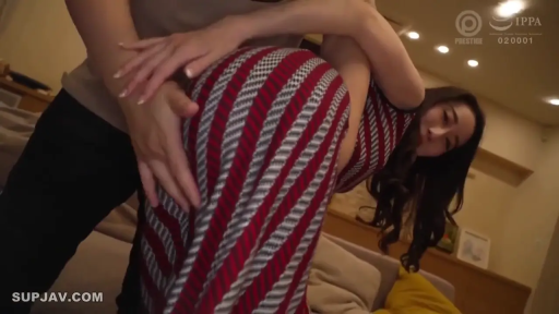 寝室 · お尻 · 腰を曲げる · ソファ · 诱惑 · 抚摸 · 长发 · ストライプのワンピース