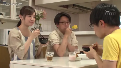 按摩室 · 闭眼 · 趴卧 · 按摩油 · 紫色蕾丝内衣 · 油压按摩 · 背部特写