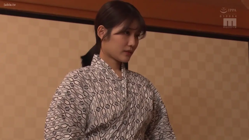 矮桌 · 浴衣 · 日式和室 · 站立与坐姿 · 聚餐进食 · 平常 · 三人场景