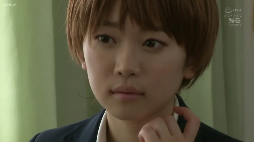 室内 · 面部 · 忧郁 · 校服 · 站立 · 注视 · 短发