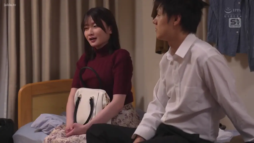 坐姿 · 卧室 · 中景 · 碎花长裙 · 手提包 · 自然 · 交流 · 亚洲男女