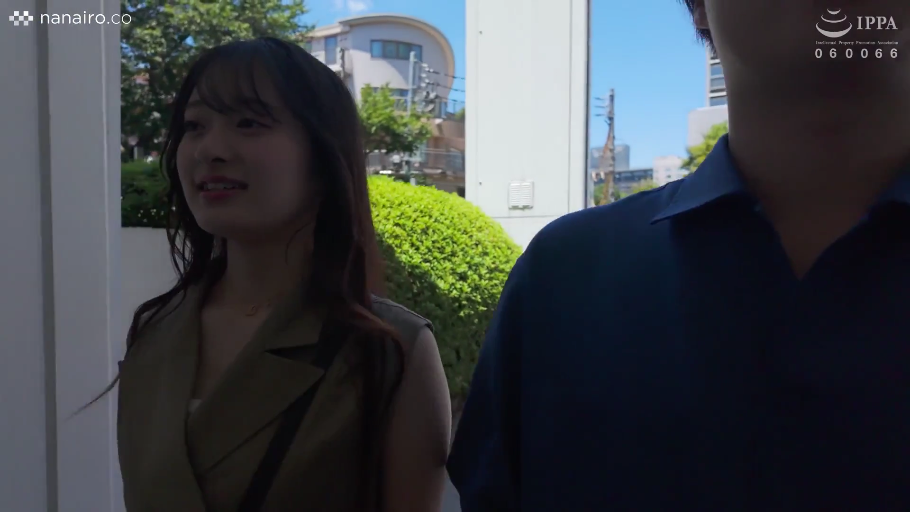 站立 · 中景 · 无袖背心 · 户外