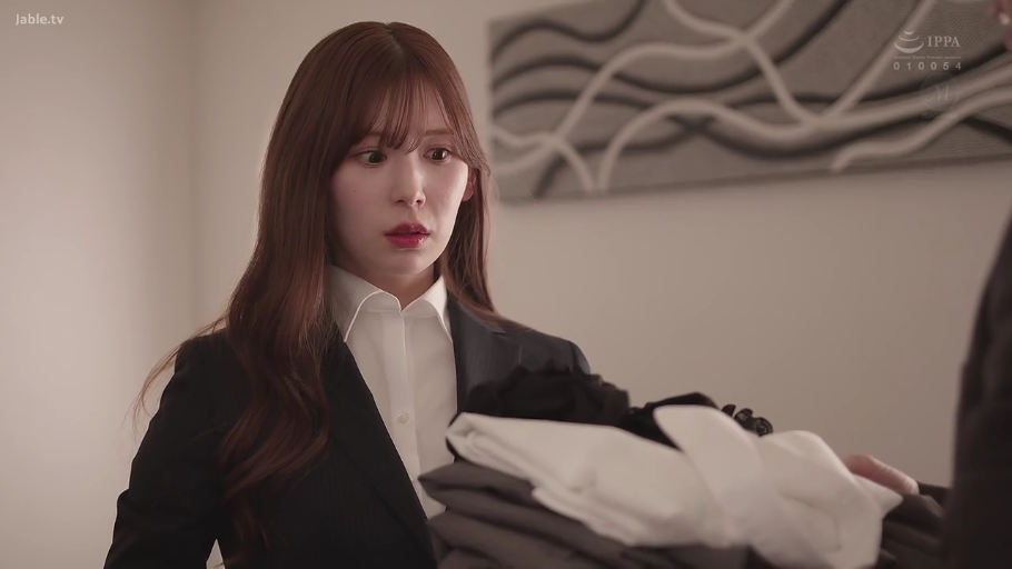 室内 · 站姿 · 半身特写 · 职业装 · 注视 · 长发 · 惊讶 · 叠好的衣物