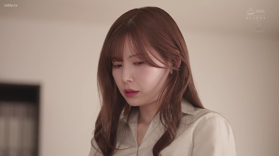 室内 · 低头 · 衬衫 · 头部特写