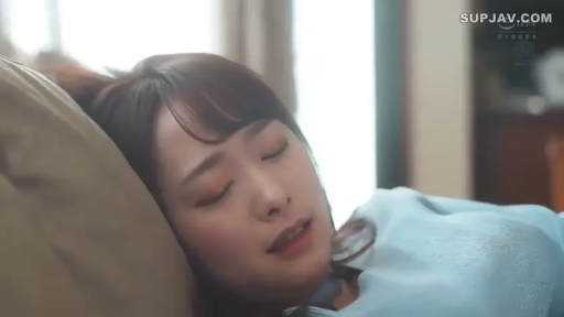 室内 · 仰卧 · 面部特写 · 蓝色毛衣