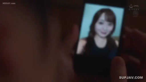 室内 · 顔部のクローズアップ · 微笑 · 携帯電話 · 无袖上衣 · 正面 · 暗光 · 视频通话