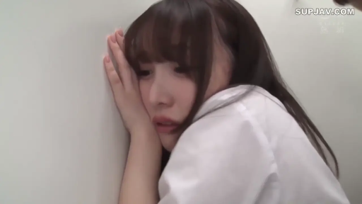 室内 · 委屈 · 白衬衫 · 哭泣 · 侧面特写 · 蜷缩 · 手部细节