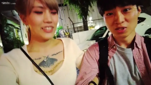 站立 · 微笑 · 半身 · 休闲装 · 户外 · 搭讪 · 纹身 · 夜晚