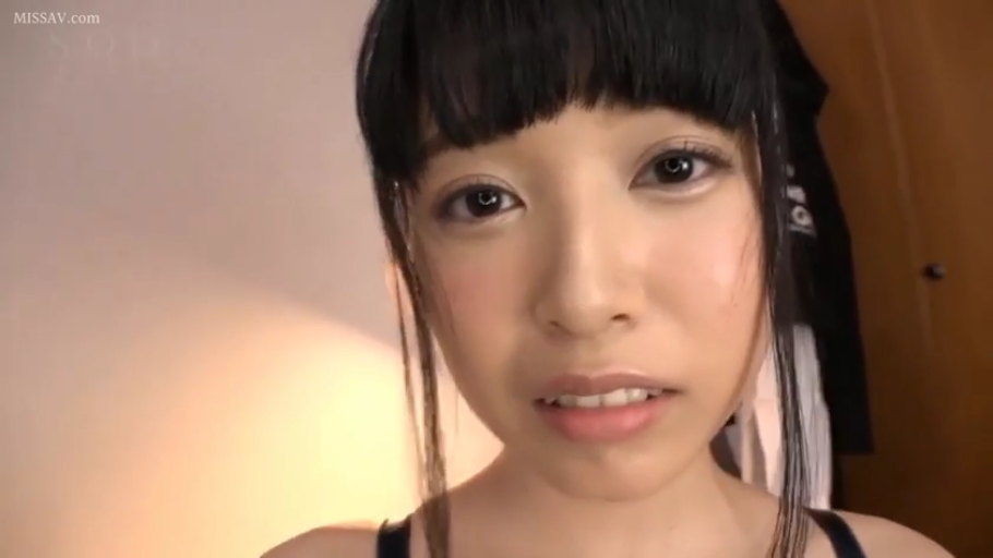 室内 · 脸部特写 · 注视 · 吊带衫 · 正面 · 疑惑 · 齐刘海