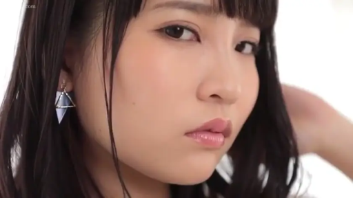 室内 · 顔部のクローズアップ · 白い上着