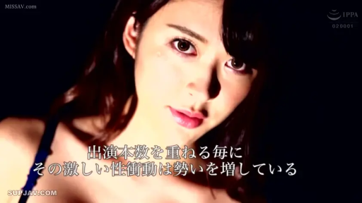 俯视镜头 · 人像写真 · 面部大特写 · 直视 · 妩媚诱惑 · 暗色背景 · 深色内衣肩带