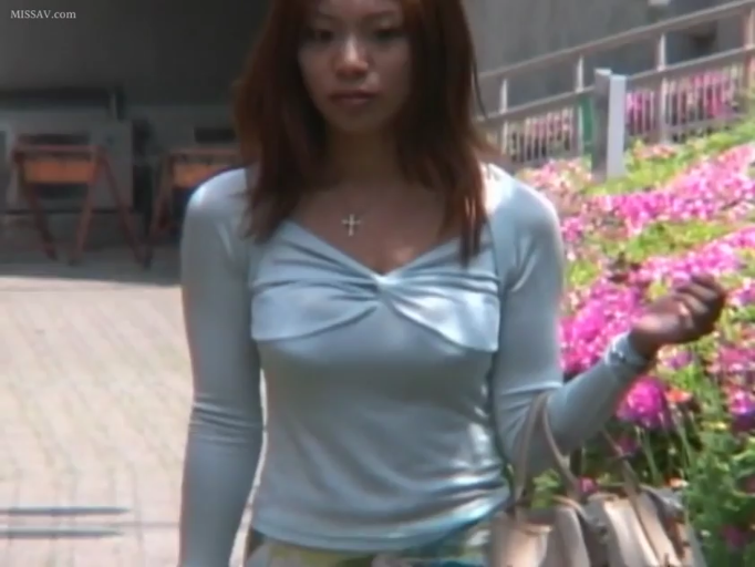 中景 · 手提包 · 淡然 · 户外公园 · 站立行走 · 漫步 · 成熟女性 · 浅蓝色低胸长袖