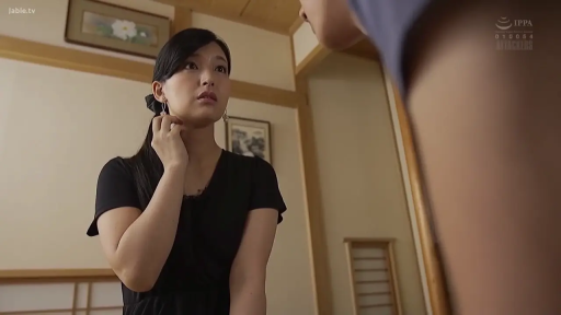 坐姿 · 脸部 · 和室 · POV视角 · 凝视 · 黑色短袖 · 忧虑 · 耳饰