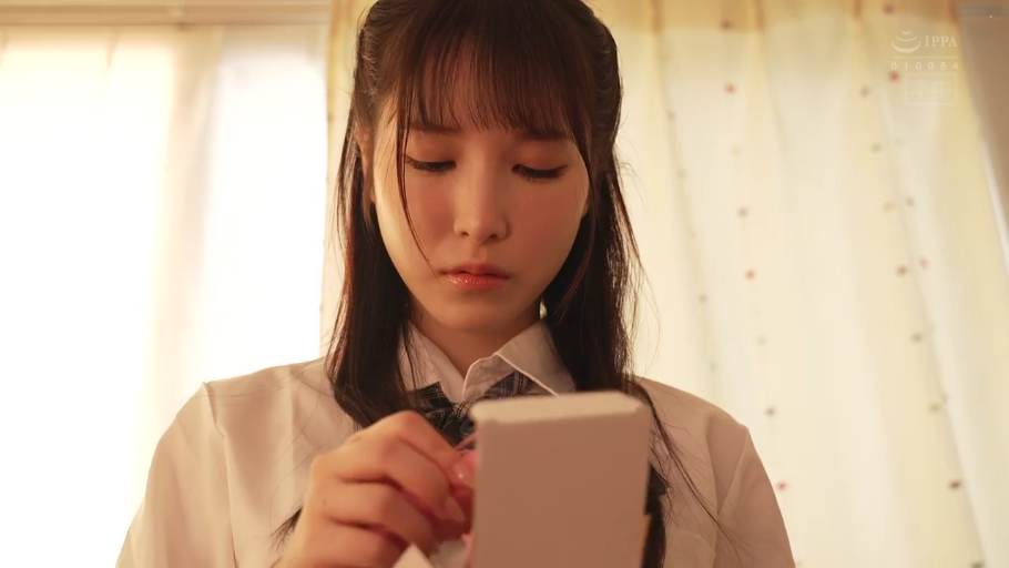 室内 · 忧郁 · 低头 · 制服 · 上半身 · 长发 · 小盒子 · 拆盒子