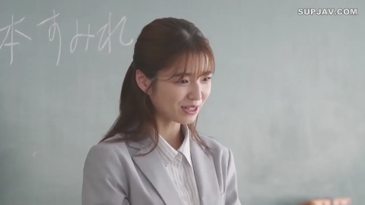 教室 · 专注 · 站立 · 面部特写 · 黑板 · 灰色西装 · 讲课 · 女教师