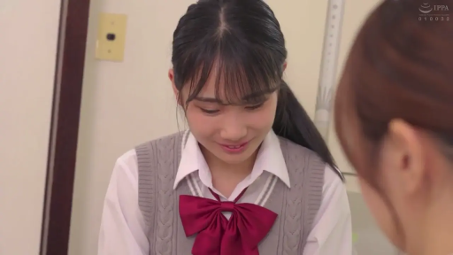 室内 · 面部特写 · 交流 · 俯首 · 甜美微笑 · 马尾辫 · 灰色校服背心