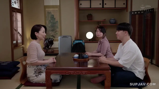 坐姿 · 交谈 · 和室 · 全景 · 自然 · 休閒裝 · 熟女 · 矮桌