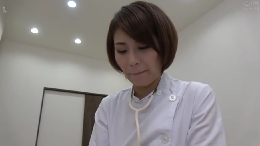 室内 · 坐姿 · 字幕 · 自然 · 面部特写 · 谈话 · 粉色上衣