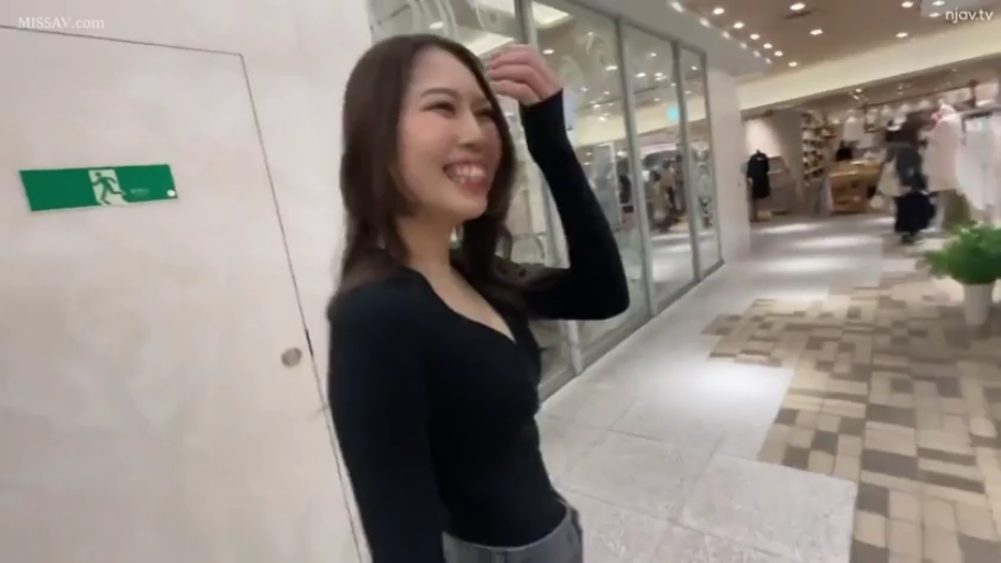 中景 · 黑色紧身衣 · 商场