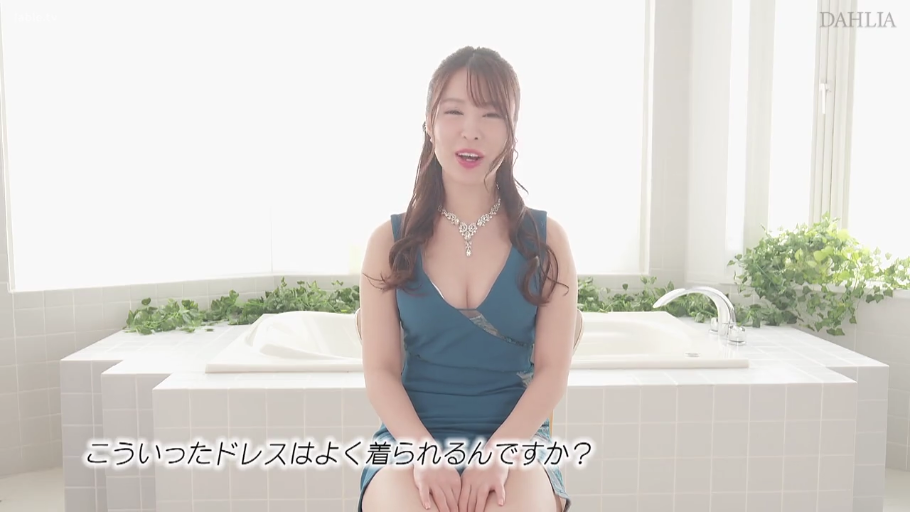 坐姿 · 浴室 · 微笑 · 面对镜头 · 半身 · 蓝色低胸连衣裙