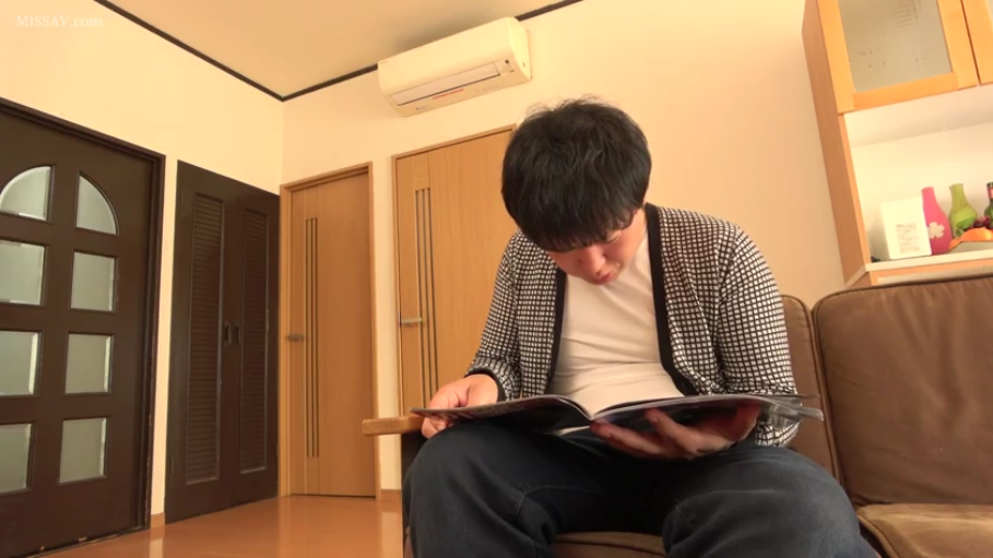 坐姿 · 专注 · 中景 · 客厅 · 休闲装 · 男性 · 阅读 · 杂志