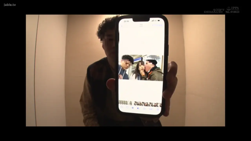 室内 · 平静 · 打码 · 便服 · 智能手机 · 展示照片 · 手持 · 手机特写